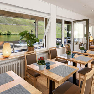 Frühstücksraum / Terrasse mit Ausblick in die Weinberge