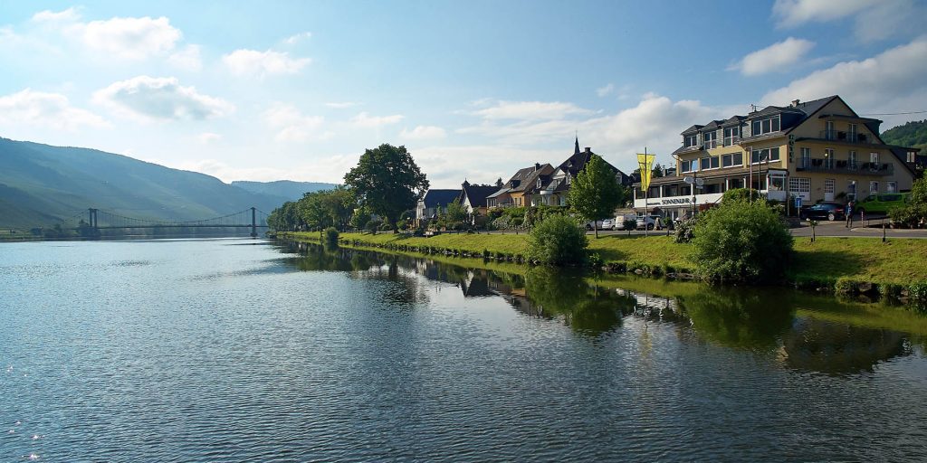 Das Moselhotel mit Blick zur Wehlener Brücke