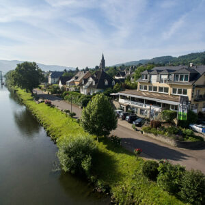 Luftaufnahme Moselhotel Sonnenuhr an der Mosel