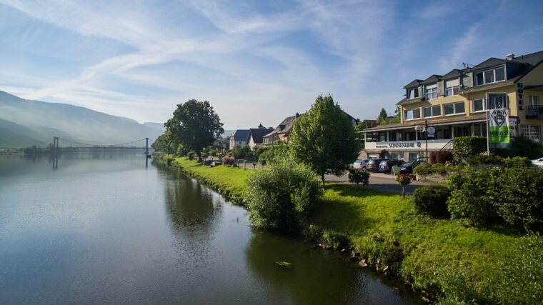 Moselhotel Sonnenuhr direkt am Moselufer